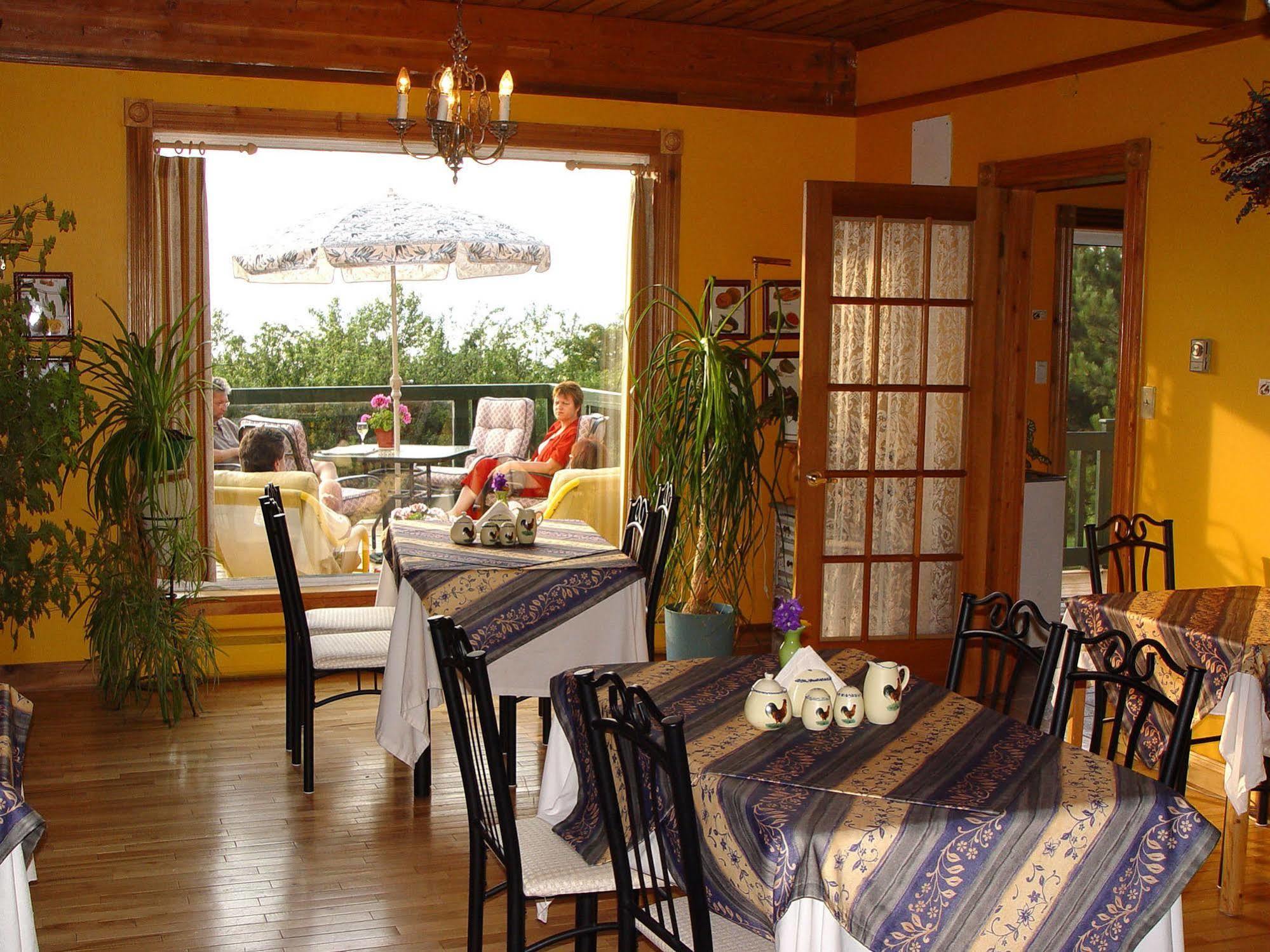 Gite La Halte Du Verger Bed And Breakfast Rivière-du-Loup Exterior foto